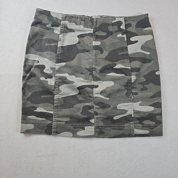 Jolt Women's Camo Mini Skirt Size 7 Back  Zip Closure - Picture 1 of 7